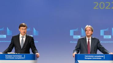 EU:s eurokommissionär Valdis Dombrovskis och ekonomikommissionär Paolo Gentiloni.