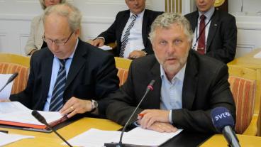 Riksdagens konstitutionsutskott på torsdagen. Vice ordförande Per Bill (M) och ordförande Peter Eriksson (MP).