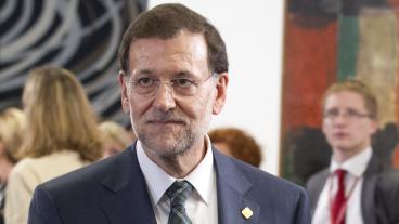 Pressad mellan ett fallande väljarstöd och hjälp utifrån väntar premiärminister Mariano Rajoy väntar på besked från ECB. 