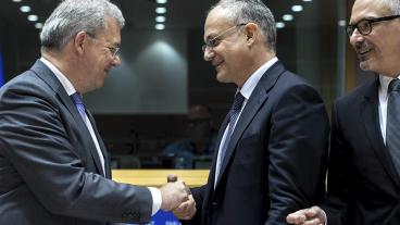 EU-parlamentarikerna Markus Ferber (EPP), Roberto Gualteri (S&D) och Peter Simon (S&D) är alla nyvalda ordförande och vice ordförande i ekonomiutskottet. Tillsammans med Alde-gruppen beslöt de att skjuta upp omröstningen om vem som ska får de två övriga posterna.