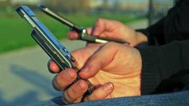 Med datalagringsdirektivet måste operatörerna spara uppgifter om alla kunders sms och samtal i minst sex månader.