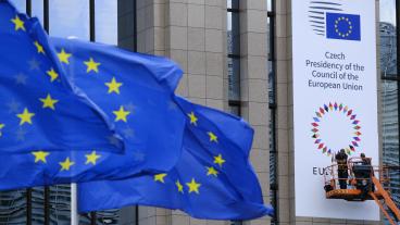 Det tjeckiska ordförandeskapets banderoll monteras upp på rådsbyggnaden i Bryssel. 