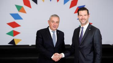 Jozef Síkela, Tjeckiens industri- och handelsminister, skakar hand med Sveriges handelsminister Johan Forssell (M) på ministermötet i Prag 31 oktober 2022. 