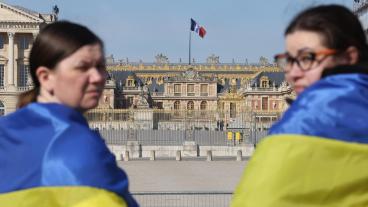 Aktivister till stöd för Ukraina framför palatset i franska Versailles där EU:s ledare träffas för toppmöte 10-11 mars 2022. 