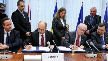 Storbritanniens premiärminister David Cameron, Ukrainas premiärminister Arsenij Jatsenjur, Europeiska rådets ordförande Herman Van Rompuy och EU-kommissionens ordförande José Manuel Barroso vid undertecknandet av de politiska delarna i samarbetsavtalet med Ukraina.