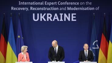 U-kommissionens ordförande Ursula von der Leyen, Ukrainas premiärminister Denys Shmyhal, och Tysklands förbundskansler Olaf Scholz på den internationella expertkonferensen i Berlin.