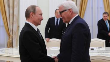Den ryske presidenten Vladimir Putin träffar den dåvarande tyske utrikesministern  Frank-Walter Steinmeier 2016. Arkivbild.